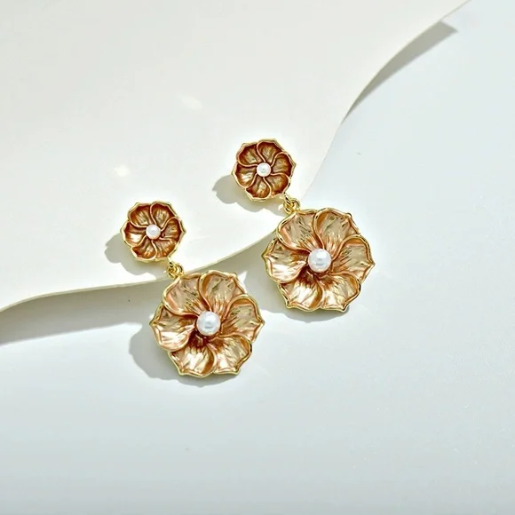Elegant Gold Floral Earrings with Pearl Accent - Picture 2 of 3